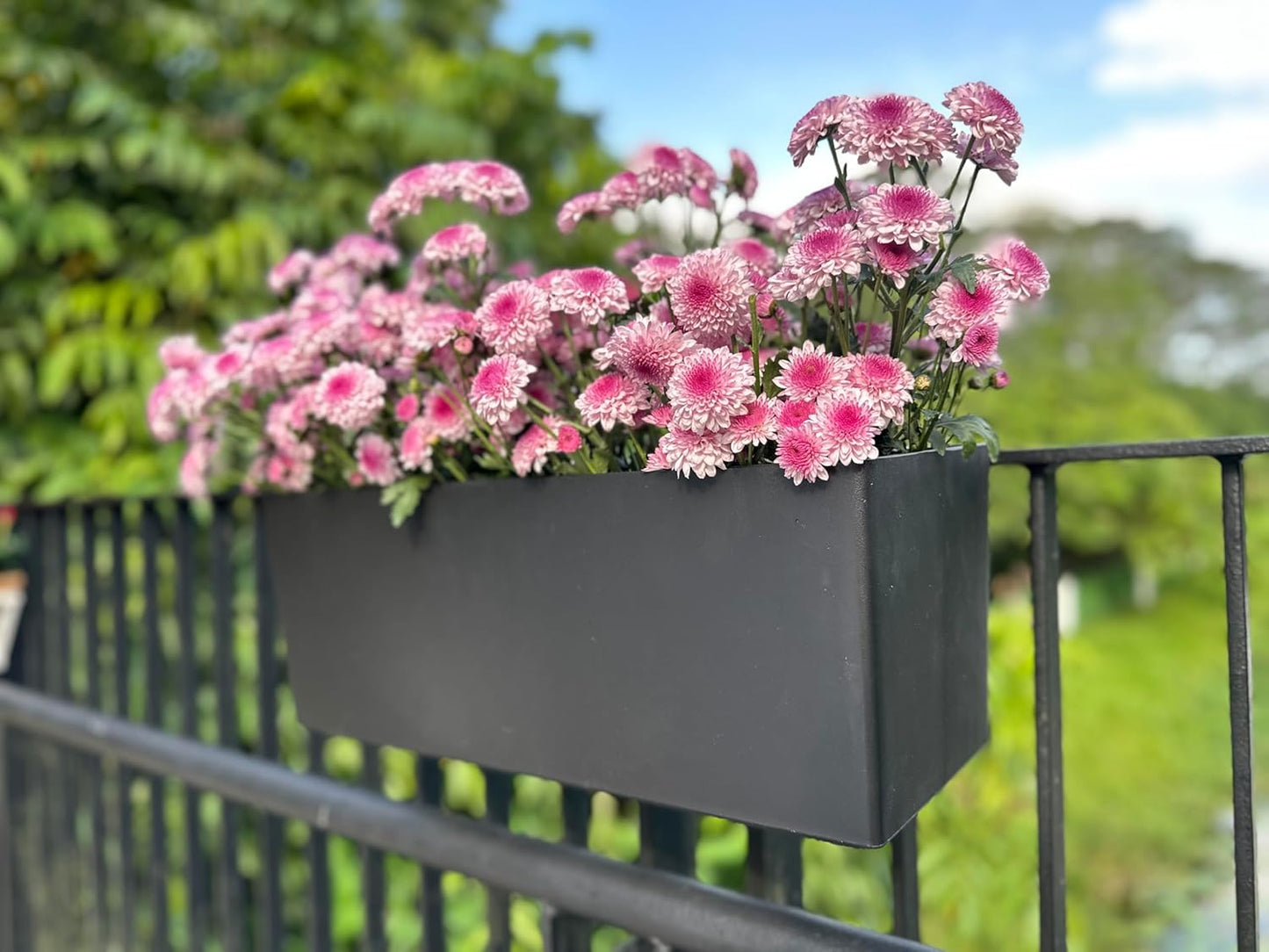LaLaGreen Rail Planter for Balcony Outdoor (2 Pack, 20 Inch) Large Black Self Watering Railing Planters with Brackets, Rectangular Plastic Deck Fence Window Box Designer Choice with Rattan Pattern